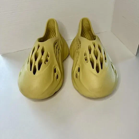 🥂SOLD🥂Adidas Yeezy Foam RNNR Runner in Sulfur, Size 8 - Picture 2 of 9